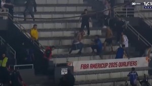 Video | Batalla campal entre hinchas de Quilmes y Peñarol: se enfrentaron en la tribuna y suspendieron el partido