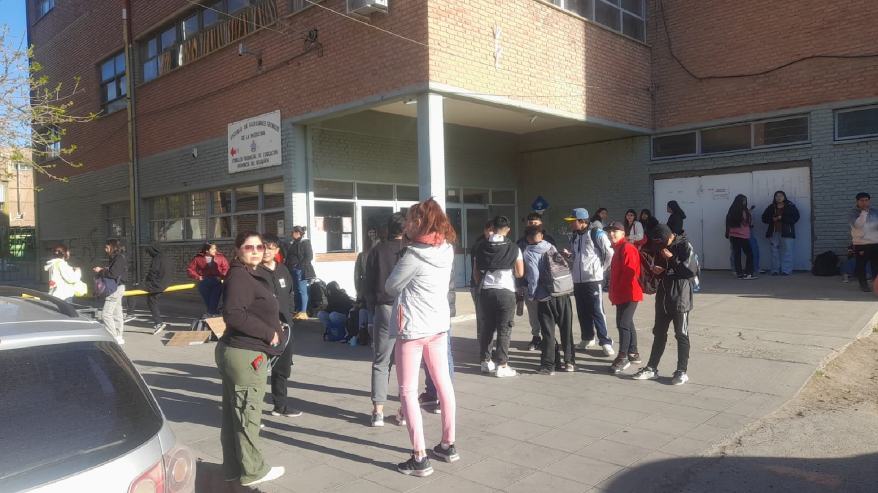 En la escuela de enfermería de Neuquén hay familias que se oponen a que uno de los asesinos de Juan Caliani vaya a cursar de forma presencial. (Gentileza Juan Beron AM Cumbre)