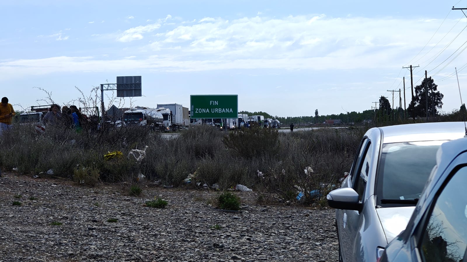 Corte total en Ruta 22, en Senillosa, por empleados municipales. (Gentileza).