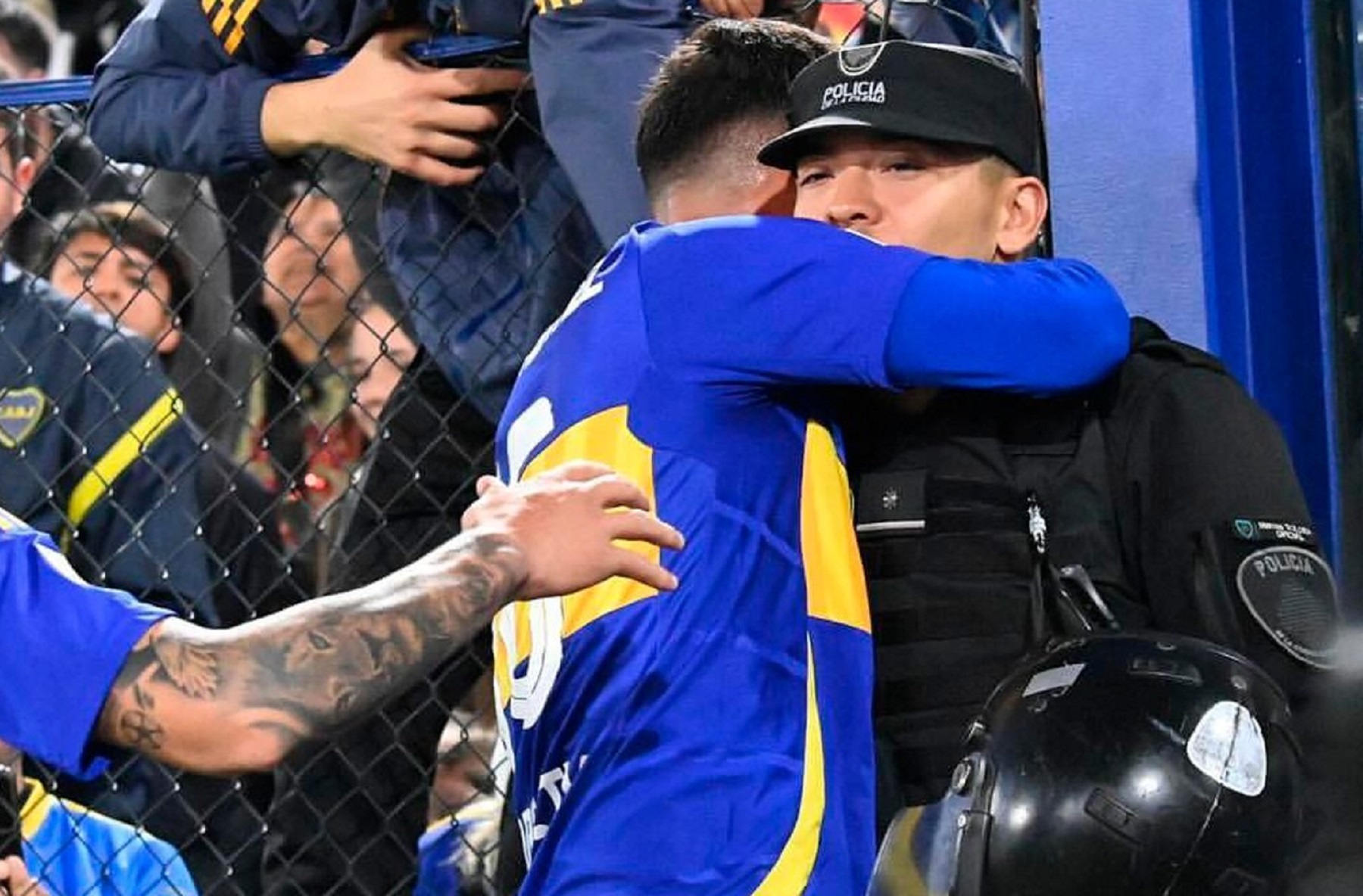 Miguel Merentiel anotó el gol de Boca y festejó con un policía.