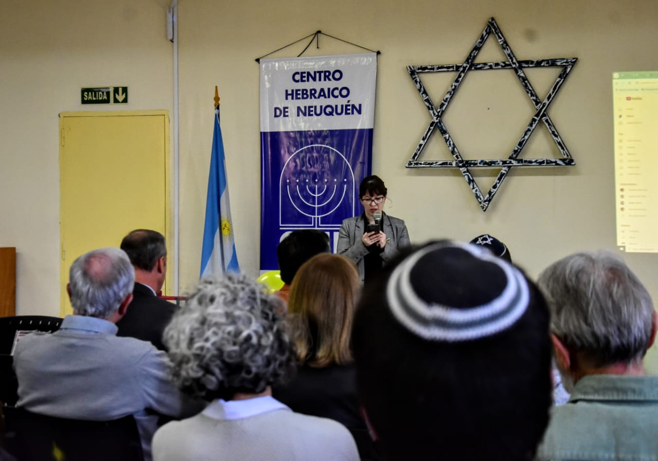 Vaniria Mela, presidenta del Centro Hebraico de Neuquén, habla durante el acto de este lunes. (Foto: Cecilia Maletti)