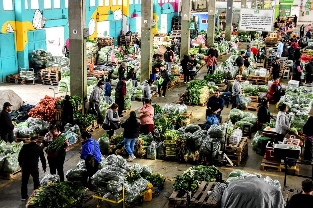 En busca de precios. Algunos vecinos y familiares se organizan para comprar al por mayor y repartir la mercadería y los gastos. Foto: Cecilia Maletti.