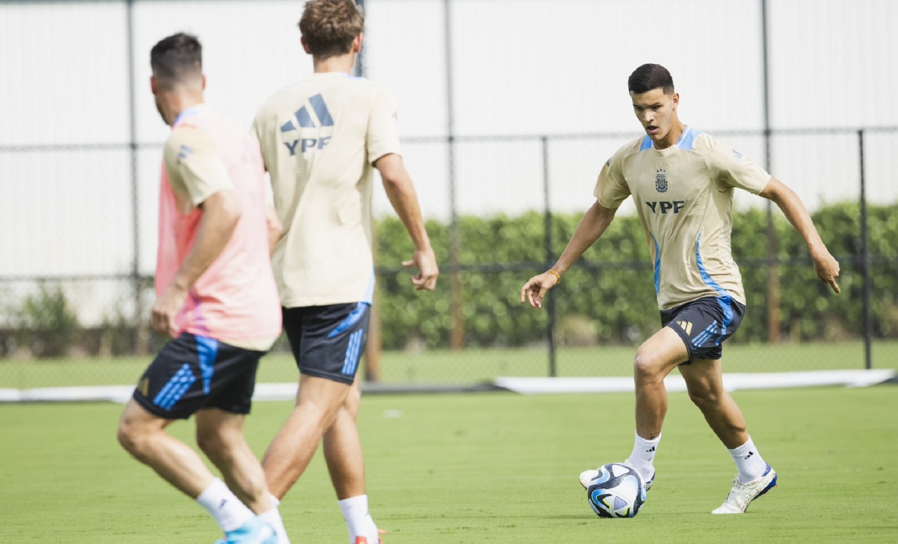 Valentín Carboni no estará disponible para la doble fecha de Eliminatorias. Foto: @Argentina.