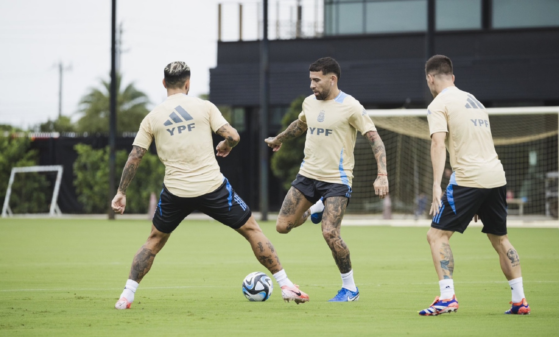 Lionel Scaloni hizo dos pruebas en el último entrenamiento de la Selección Argentina. Foto: @Argentina.