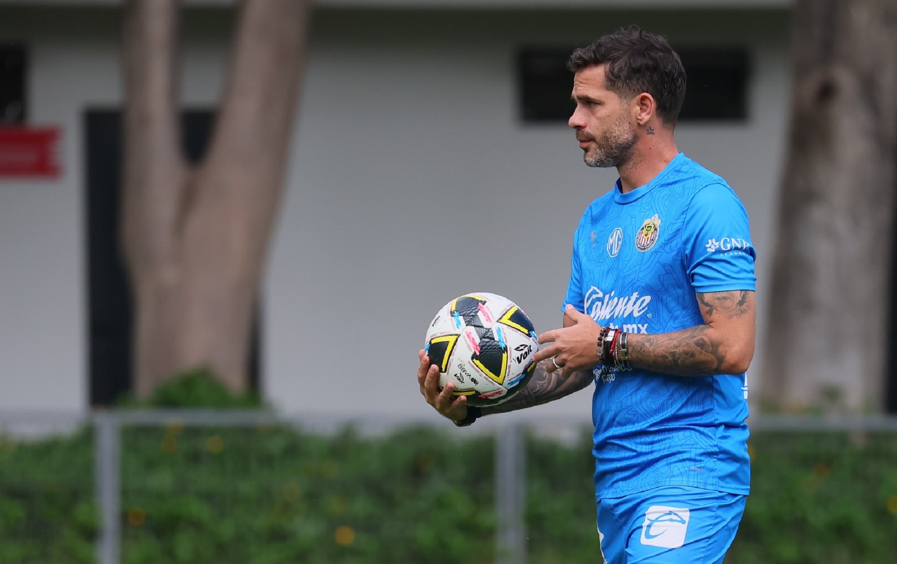 Chivas anunció la salida de Fernando Gago. Foto: @Chivas.