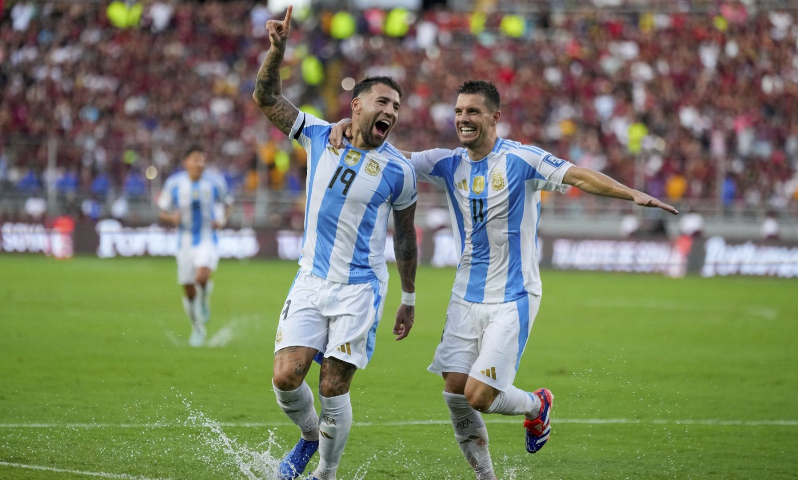 Otamendi puso el 1 a 0 para Argentina en Venezuela. (Foto: AP)