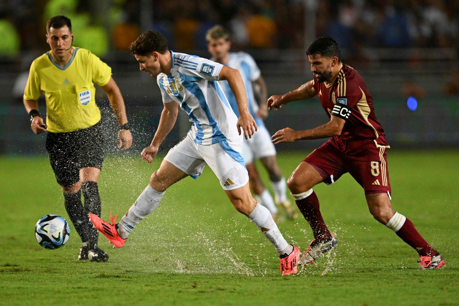 En una cancha complicada por la lluvia, Argentina empató 1 a 1 con Venezuela. (Foto: AFP)