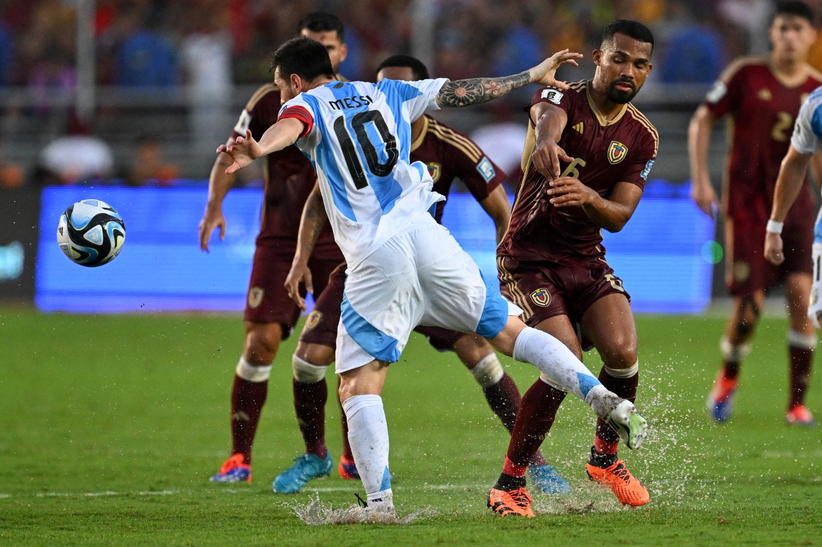 Lionel Messi apuntó contra el campo de juego tras el empate de Argentina. Foto: AFP.