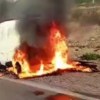 Imagen de Video | Fuego en la Autovía Norte de Neuquén: viajaban a Buenos Aires cuando se les incendió la camioneta