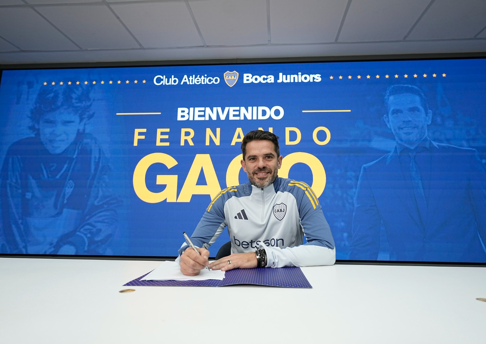 Fernando Gago firmó su contrato como DT de Boca.