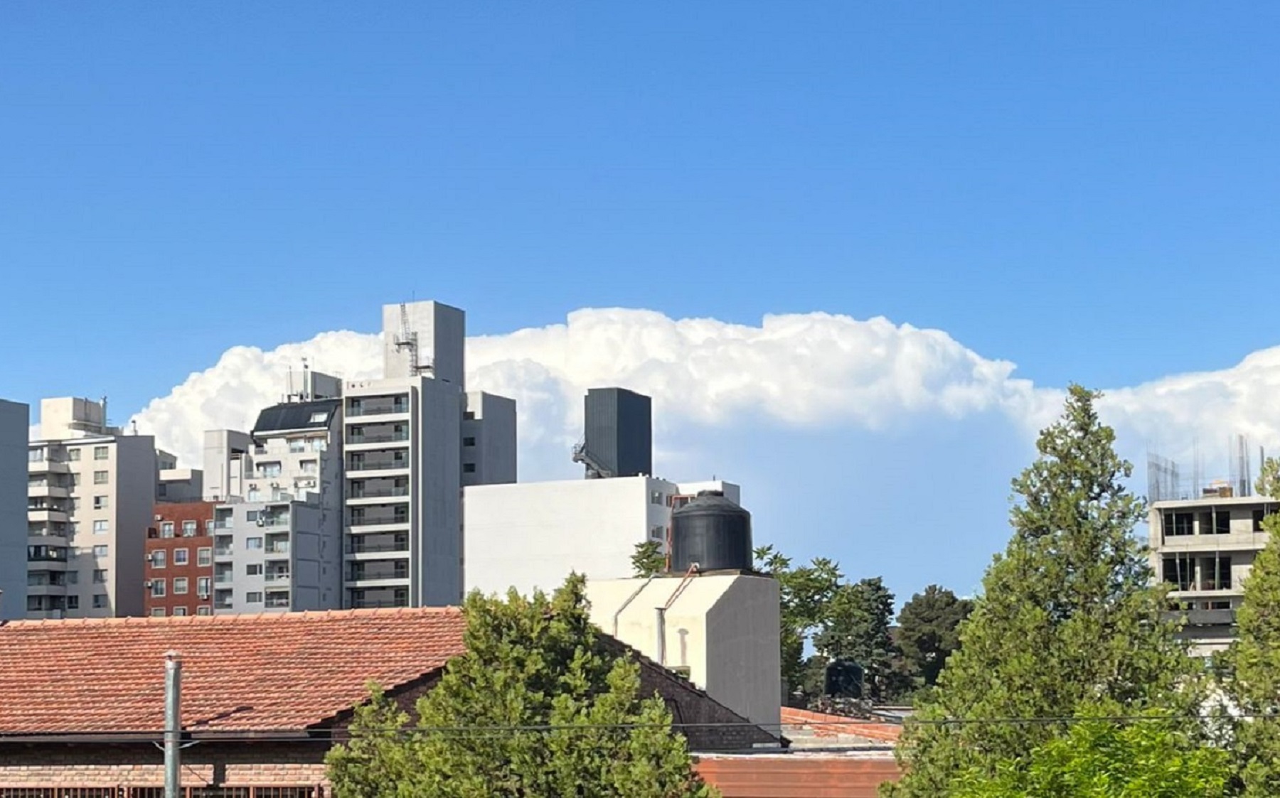 La imponente formación nubosa desde Neuquén. 