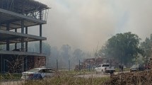 Imagen de Gran incendio forestal en Plottier: Bomberos trabajaron en el lugar y hubo demoras en el tránsito