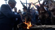 Imagen de Chivito en el monumento de Neuquén: así presentaron el festival más popular y esperado del año