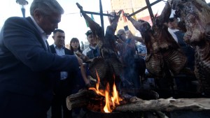 Chivito en el monumento de Neuquén: así presentaron el festival más popular y esperado del año