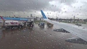 Demoras y cancelaciones por la tormenta en Aeroparque: qué pasa con los vuelos a Neuquén y Bariloche