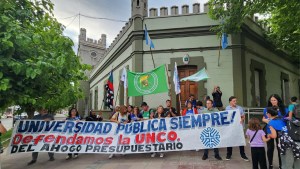 Marcharon por la universidad en Neuquén: frente a Casa de Gobierno pidieron una reunión con Figueroa