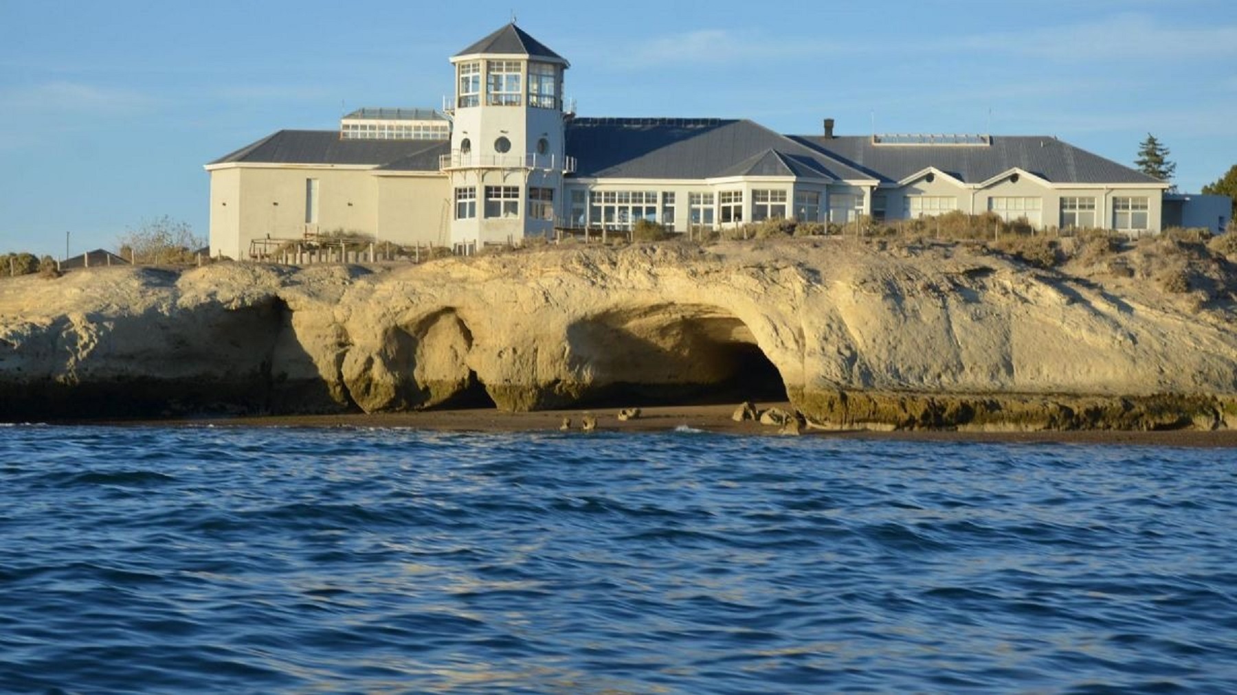 Murió ahogado un adolescente en una conocida playa de Chubut. Foto: gentileza Canal 12. 