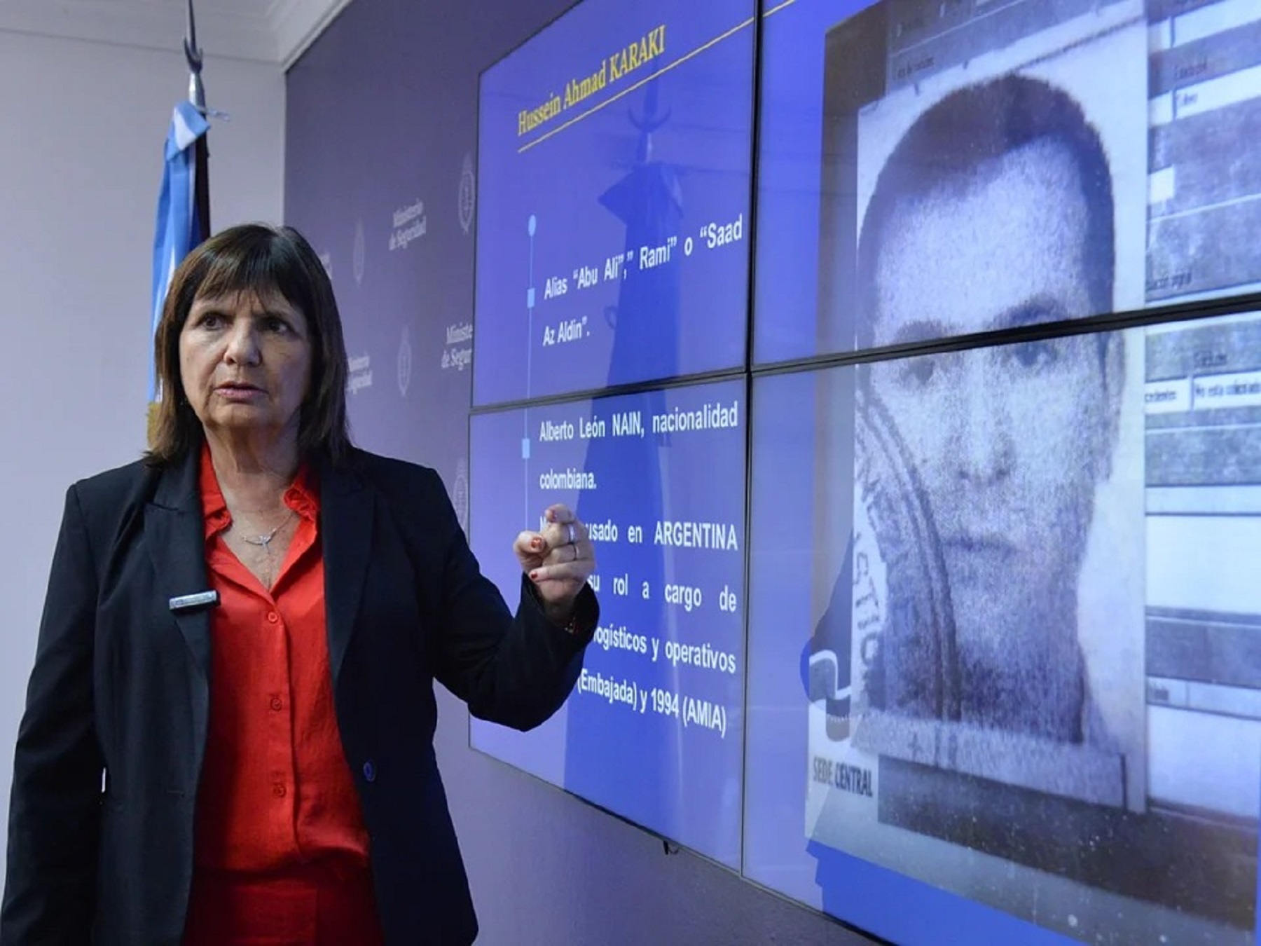 La ministra Bullrich junto a la imagen del sujeto. Foto: gentileza NA. 