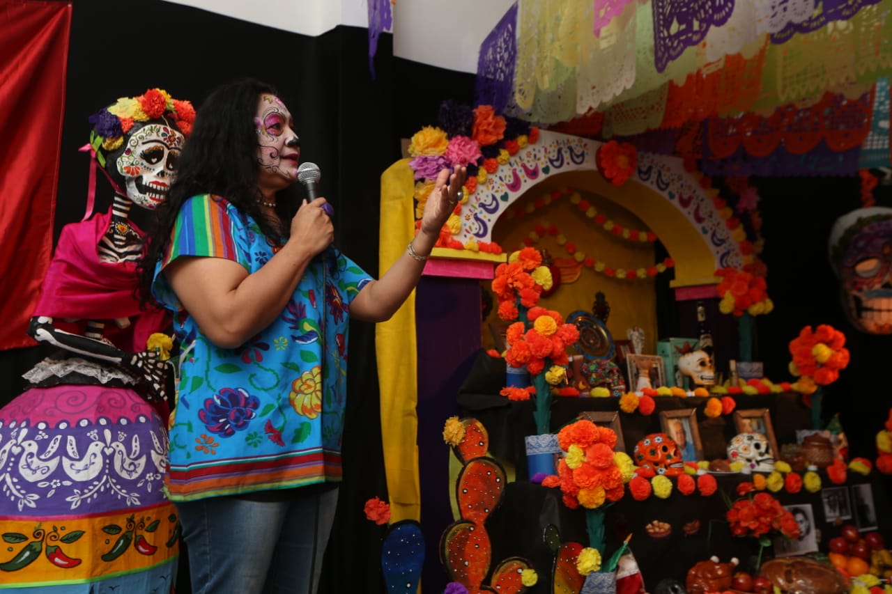 Eva y el altar del Día de los Muertos. Foto: Gentileza.