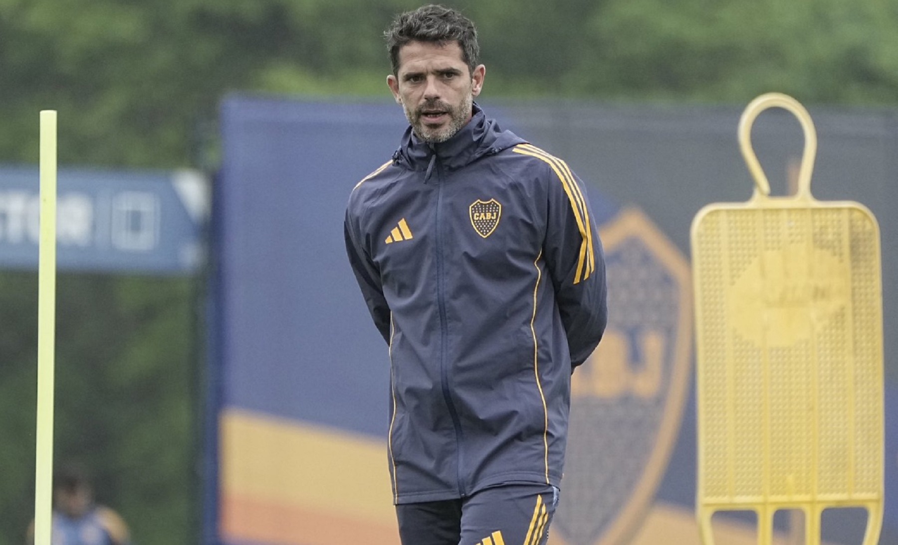 Fernando Gago prepara un once defensivo para recibir a Deportivo Riestra. Foto: @BocaJrsOficial.