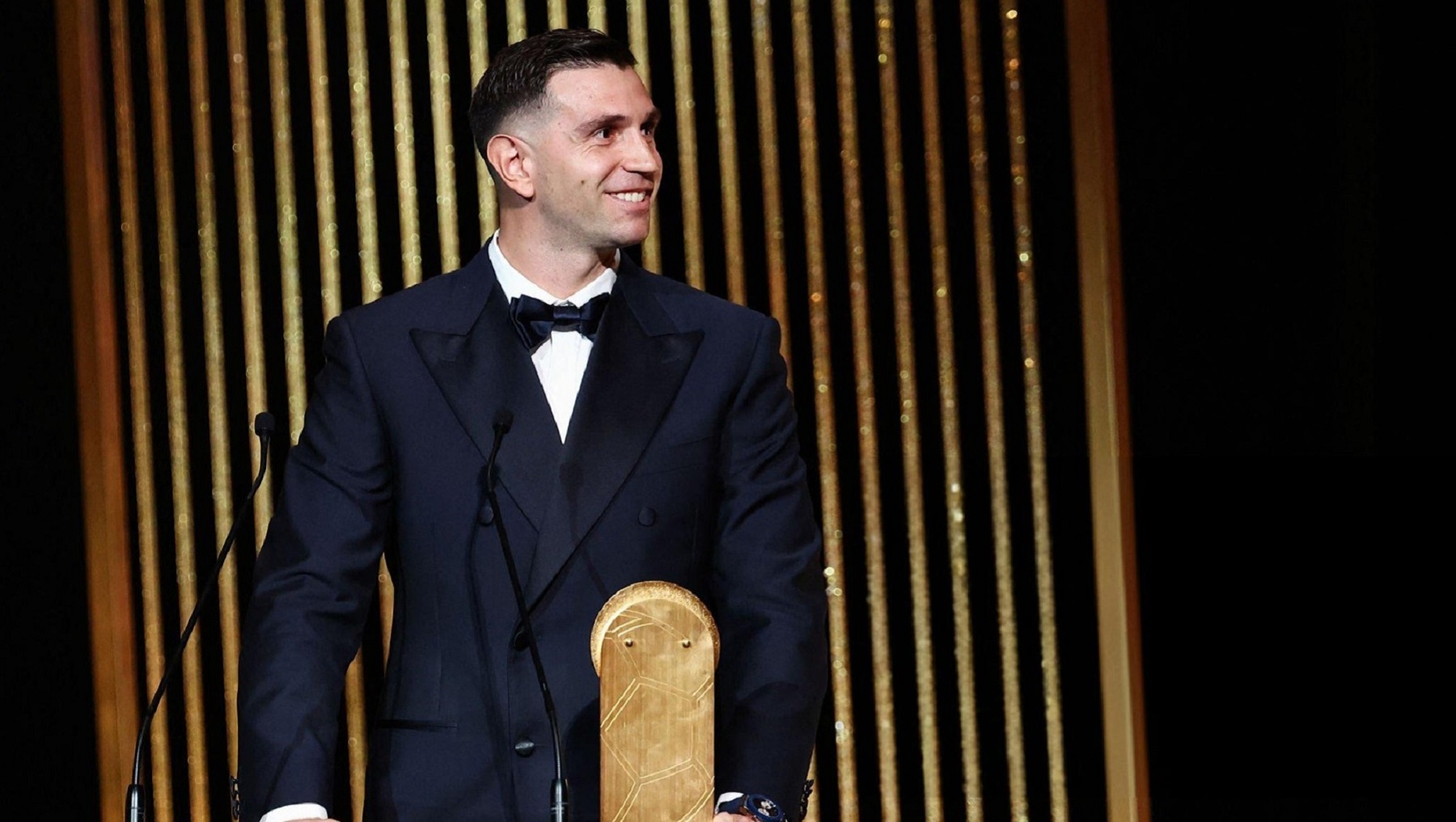 Dibu Martínez durante la entrega del Balón de Oro.