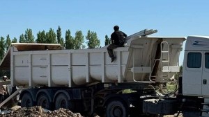 Desalojo de un loteo en el Alto Valle: vecinos hacen «guardia» para evitar la toma de terrenos