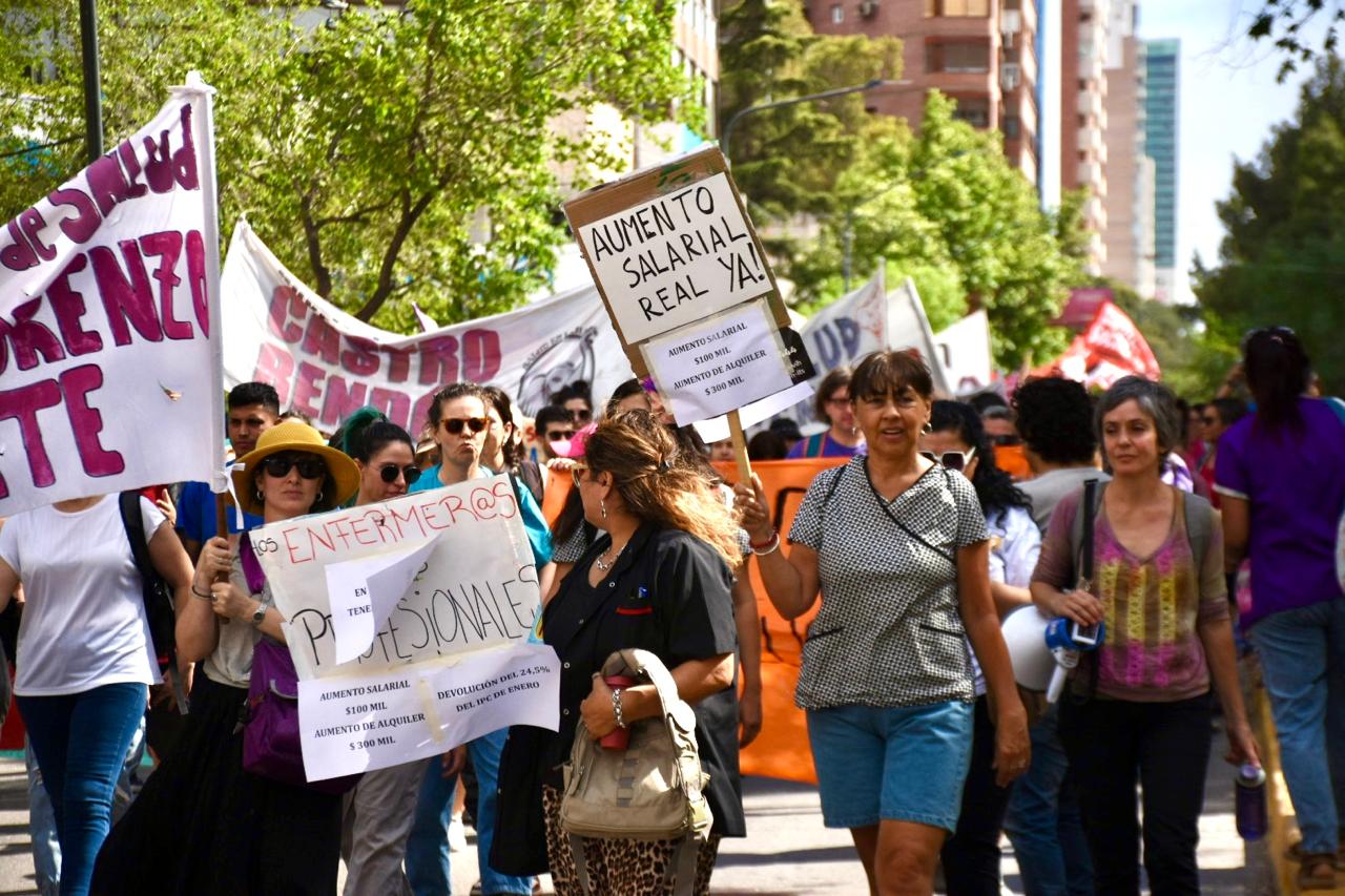 Corte en el centro de Neuquén: marcha y una caravana por el paro de este miércoles. Foto: Matías Subat