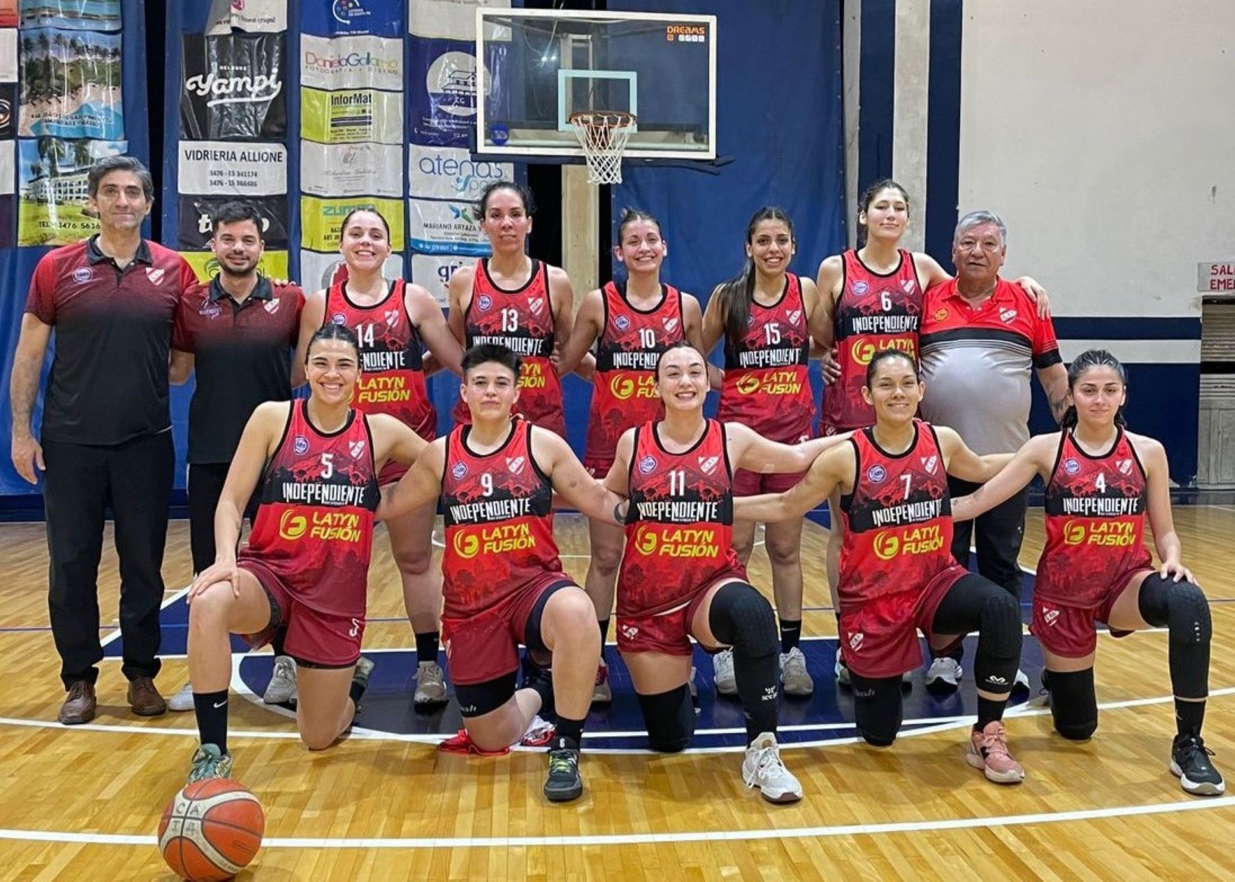 Hay equipo. Las Rojas están en el Final Four. Arriba: Bonzi, Quiroga, Daniela Soto, Jaqueline Soto y Kolff. Abajo: Raviolo, Iara Parra, Eraso, Tell y Morena Sánchez.