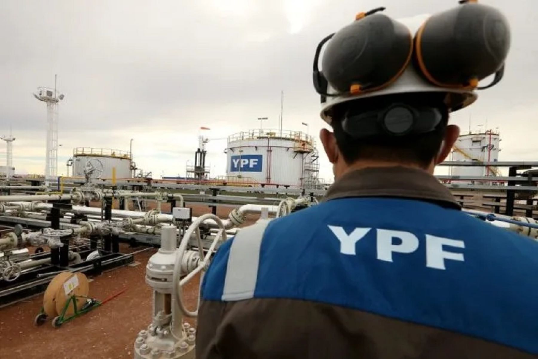 YPF anunció la venta de su participación en MetroGas para enfocarse en el petróleo. Foto: Archivo. 