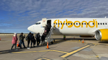 Imagen de Vuelos de Aerolíneas Argentinas cancelados por un avión de Flybondi varado en un aeropuerto de Chubut