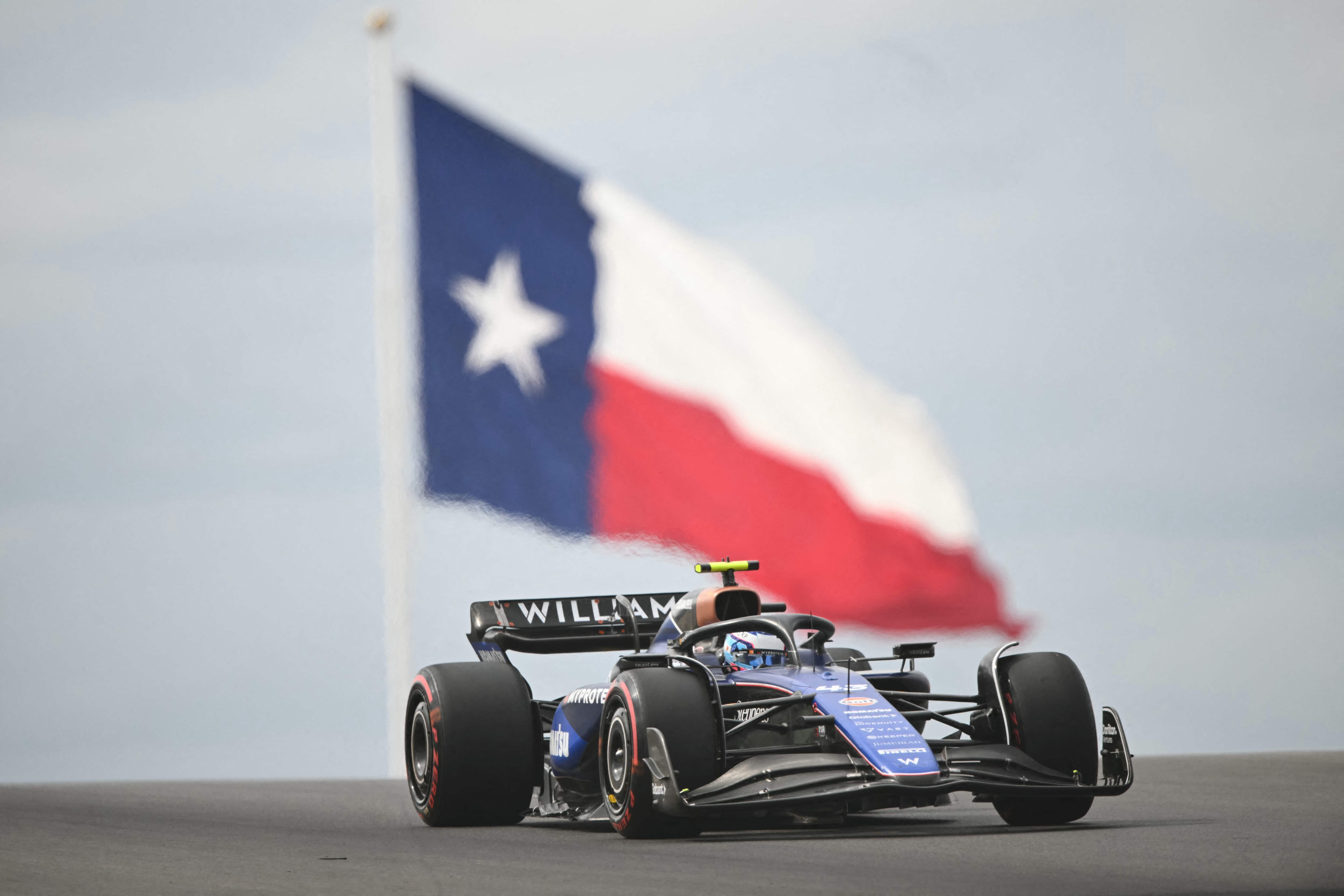 El piloto argentino comenzó a girar en el GP de Austin con la única práctica libre. (Photo by Patrick T. Fallon / AFP)