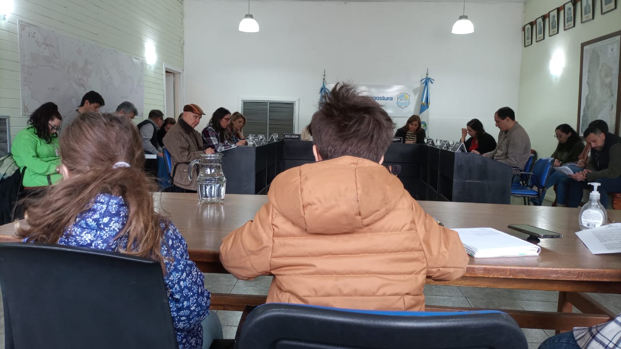 Los chicos presenciaron el debate en el Concejo Municipal. Foto: gentileza