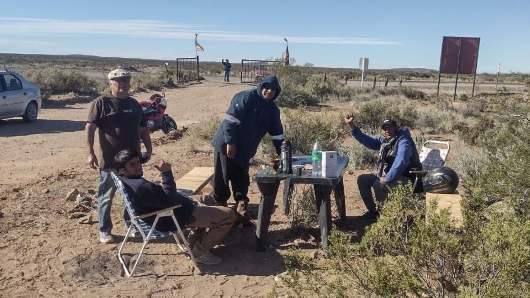 Bloqueo de mapuches en yacimiento por reclamo de agua. Foto: Gentileza