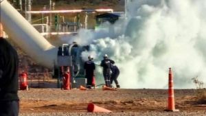 Principio de incendio en un generador de una torre de venteo en la planta Tratayén