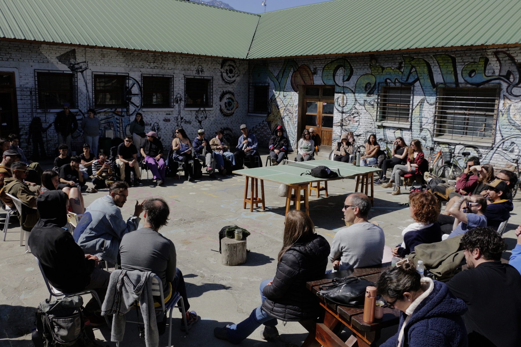 La asamblea interclaustros de la UNRN en El Bolsón resolvió una "toma abierta" de la sede de la calle San Martín. Gentileza