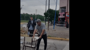 Video | La actitud de un conductor contra universitarios en Roca que causó indignación: «Violento»