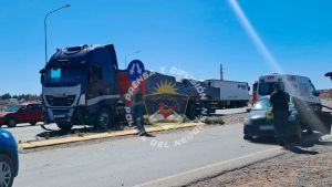 Dos heridos en un choque entre un camión y un auto sobre Autovía Norte de Neuquén