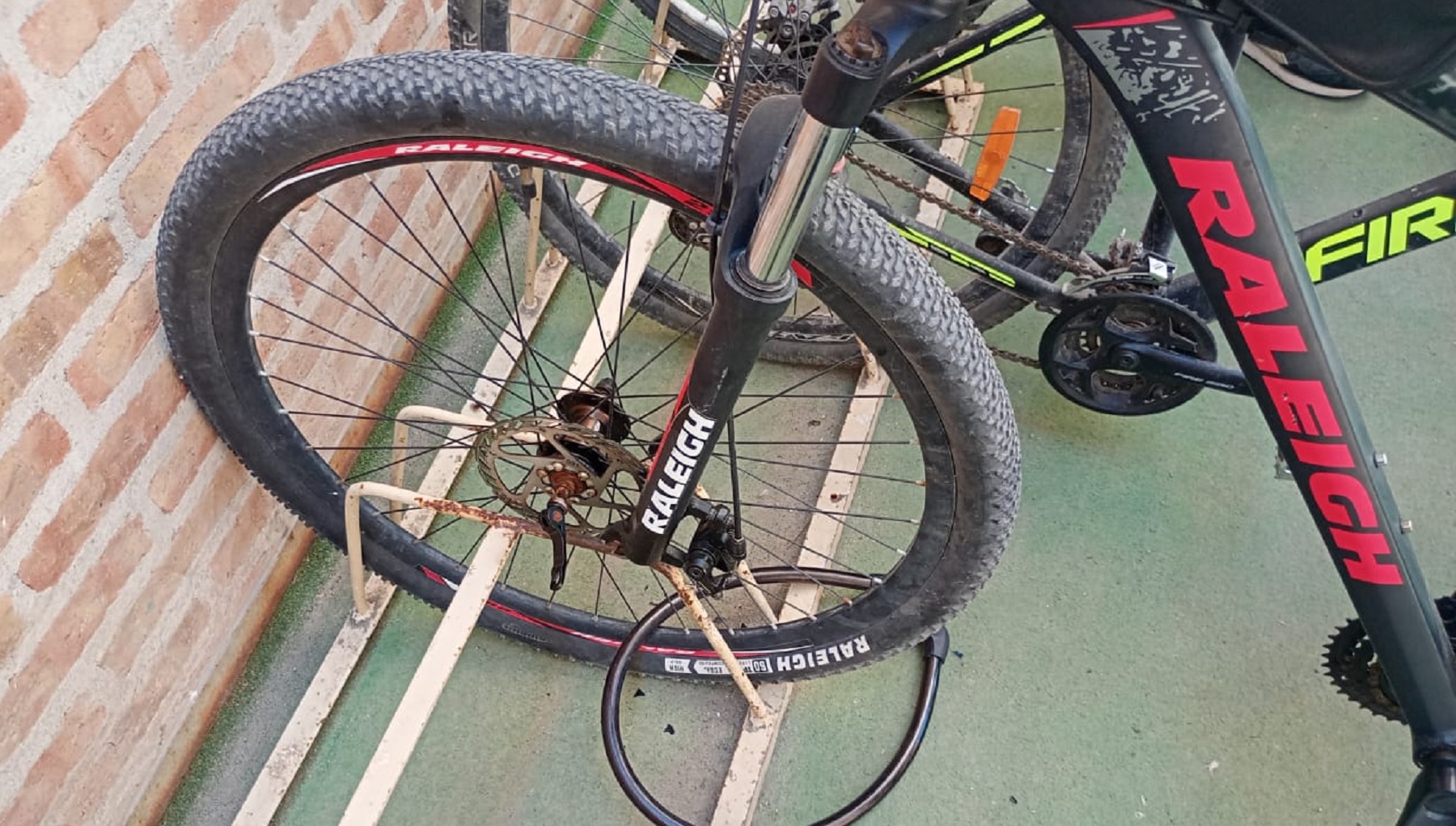 Una de las bicicletas que quisieron robar en la ciudad judicial de Roca. 