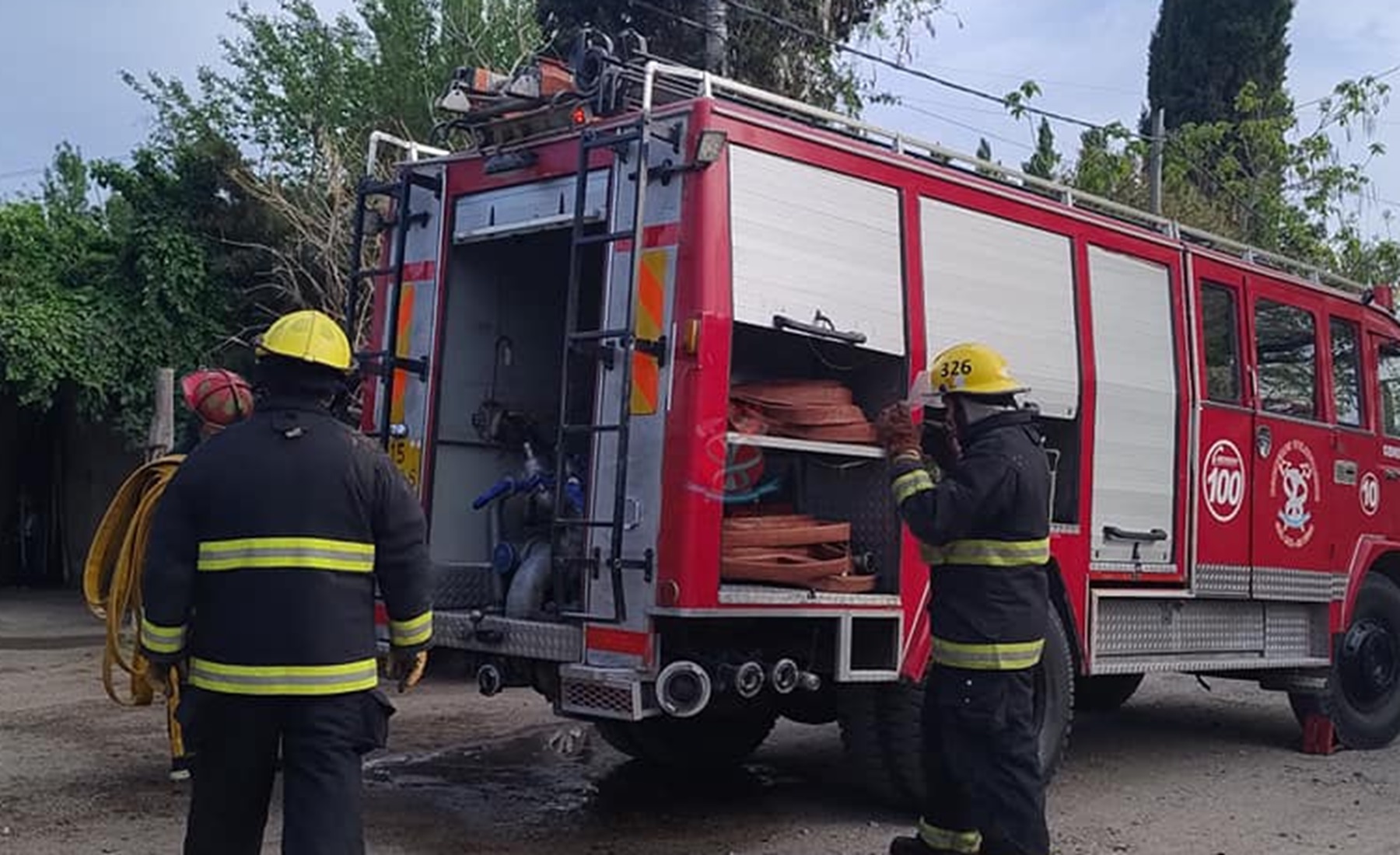 Los bomberos lograron controlar que el fuego provocado por el hombre no se extienda a otras casas.  (Foto ilustrativa)