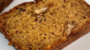 Cómo hacer un rico budín húmedo de banana y dulce de leche