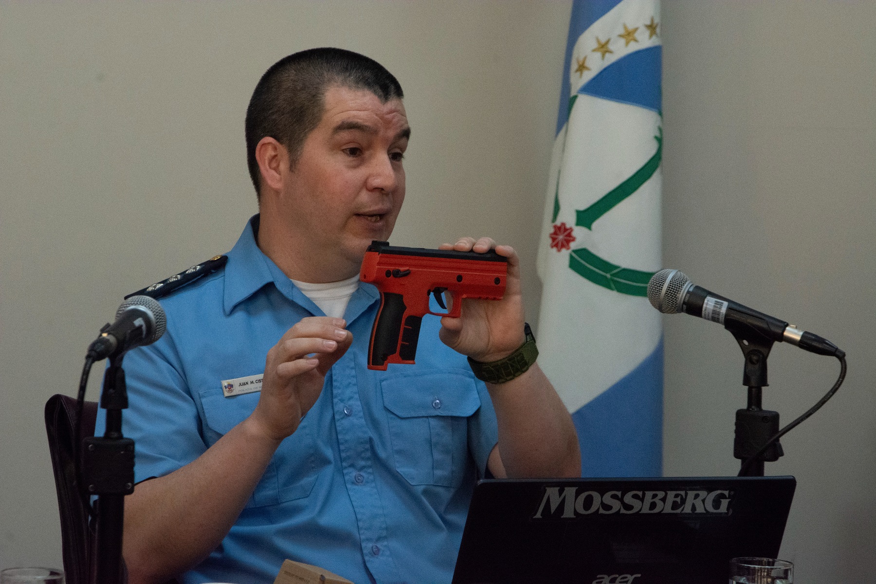 El oficial principal Cisterna con una Byrna, en la comisión de Derechos Humanos de la Legislatura. (Archivo/Gentileza)