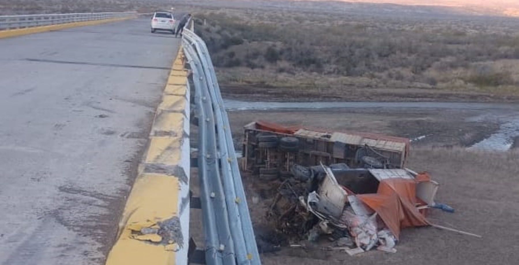 Un camión cayó en un puente del norte neuquino. Foto: gentileza Fm Patagonia (Chos Malal)