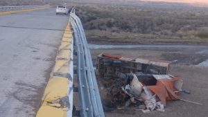 Un camión cayó de un puente sobre Ruta 40 en el norte neuquino