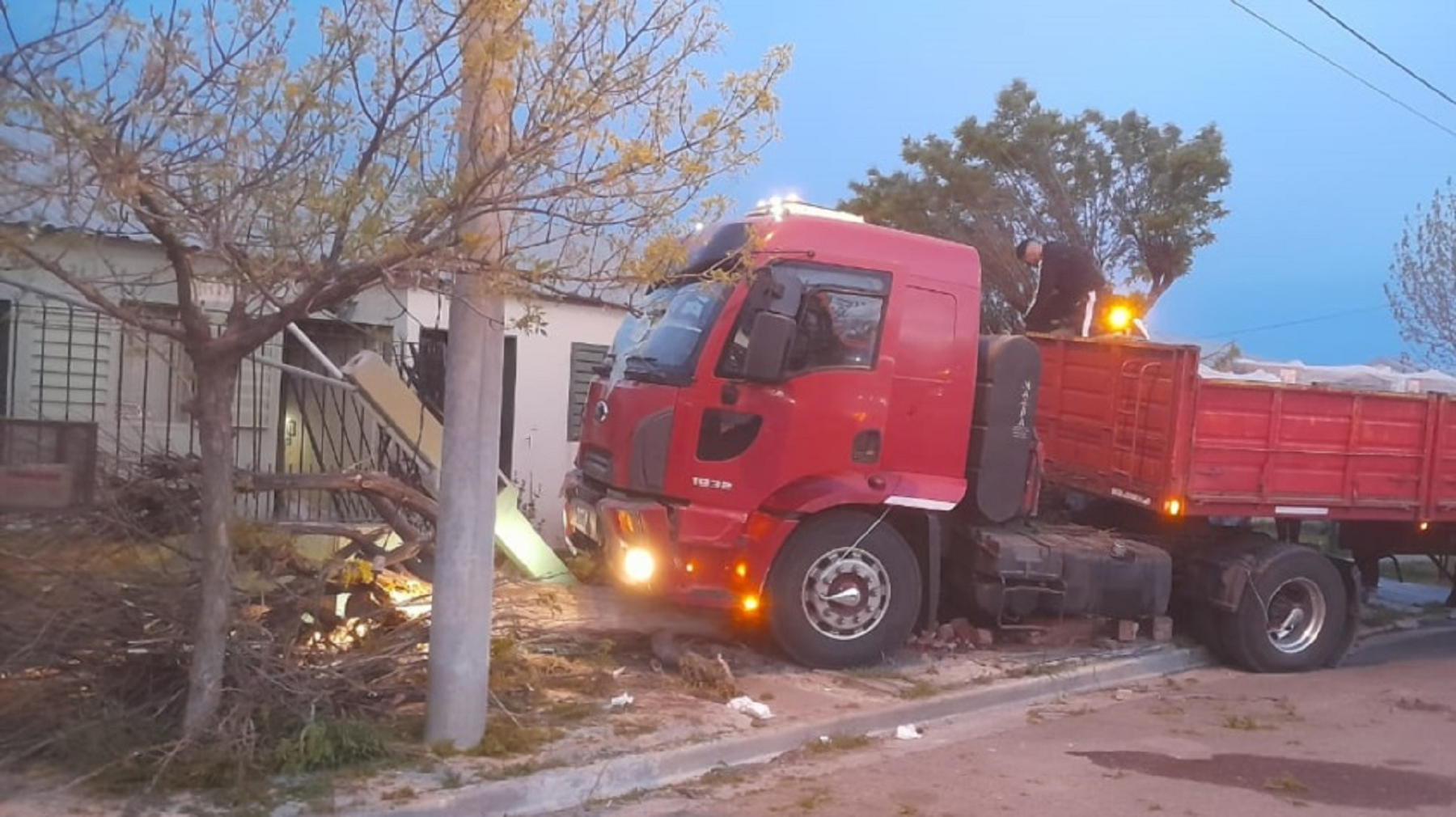 Un camión impactó contra una casa en Chubut. (Foto: Gentileza Jornada 70)-