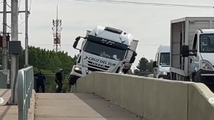 No alcanzó a doblar: un camión quedó arriba de un puente peatonal sobre la Ruta 7 en Neuquén