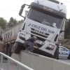 Imagen de No alcanzó a doblar: un camión quedó arriba de un puente peatonal sobre la Ruta 7 en Neuquén