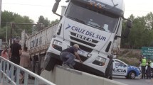 Imagen de No alcanzó a doblar: un camión quedó arriba de un puente peatonal sobre la Ruta 7 en Neuquén