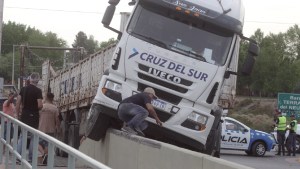 No alcanzó a doblar: un camión quedó arriba de un puente peatonal sobre la Ruta 7 en Neuquén