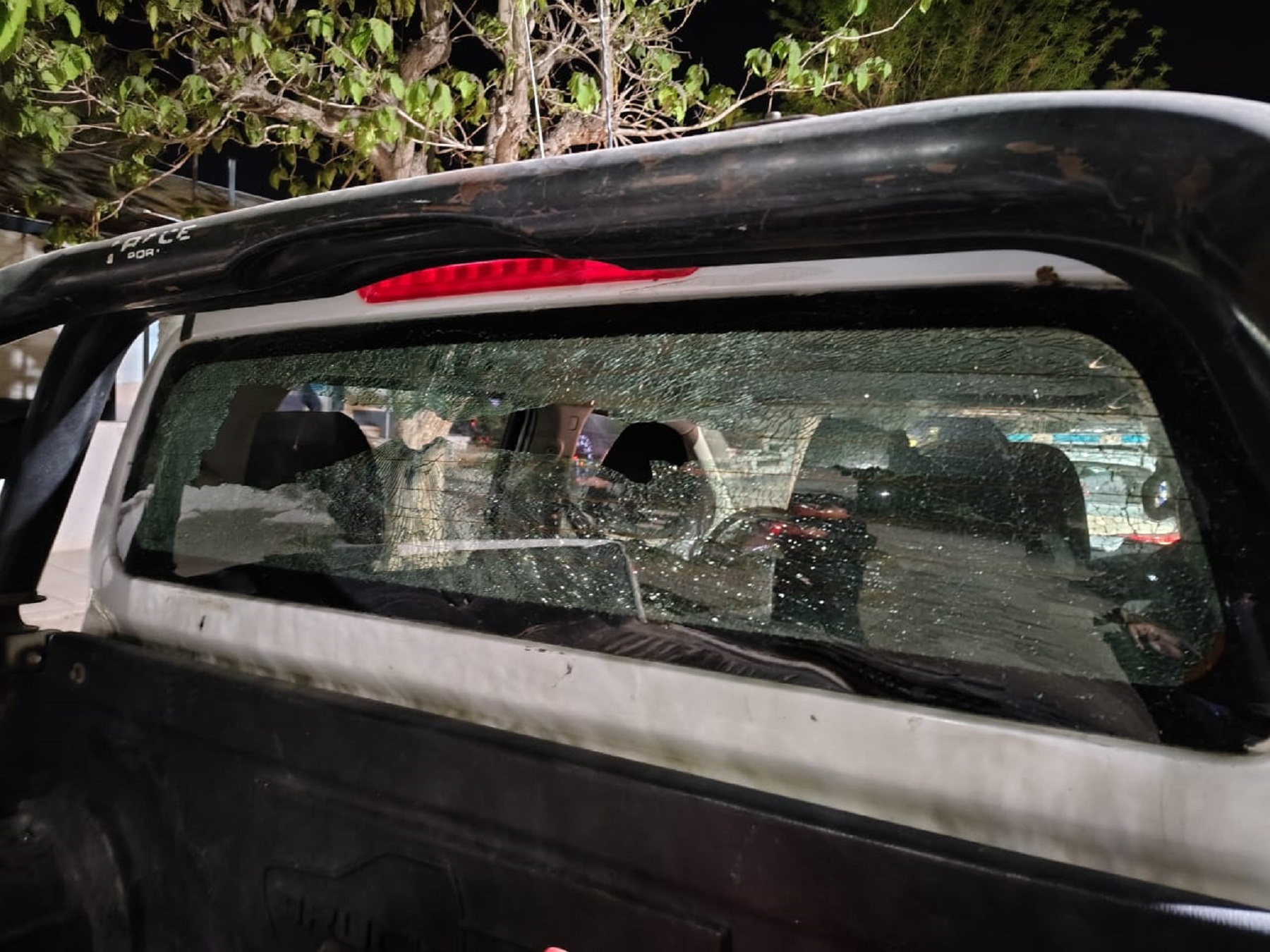 La luneta destruida de la camioneta policial.