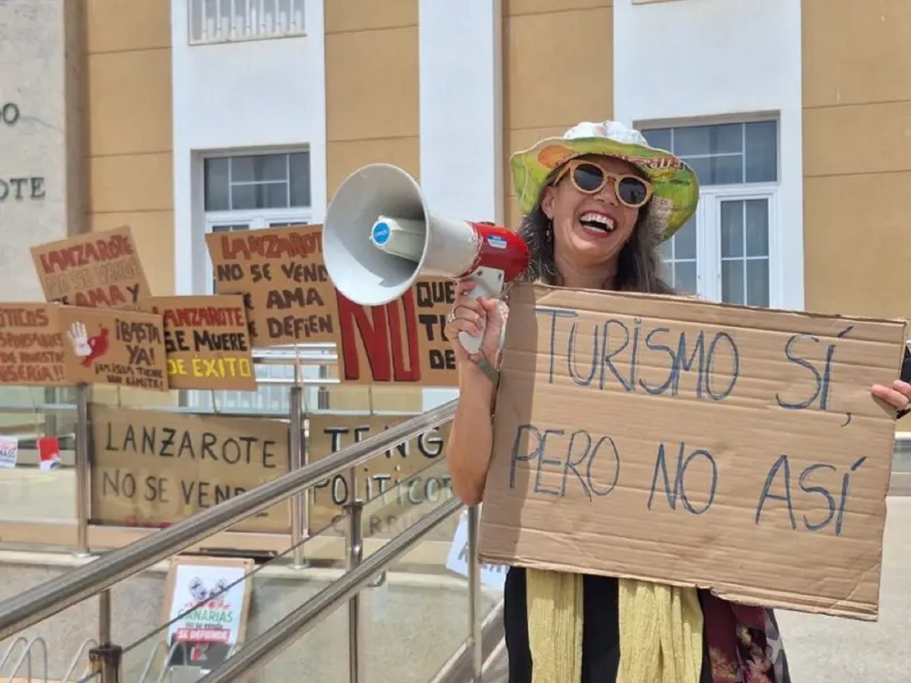 Protesta contra el turismo masivo en Islas Canarias. Foto gentileza. 